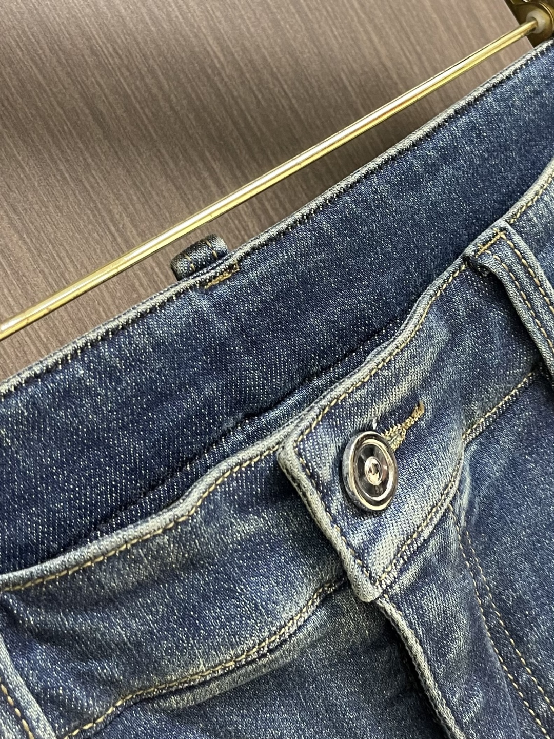 FENDI 2025ss秋冬新款水洗蓝牛仔裤：把“松弛贵气”穿进日常的神裤，这条牛仔裤以做旧水洗的浅蓝调