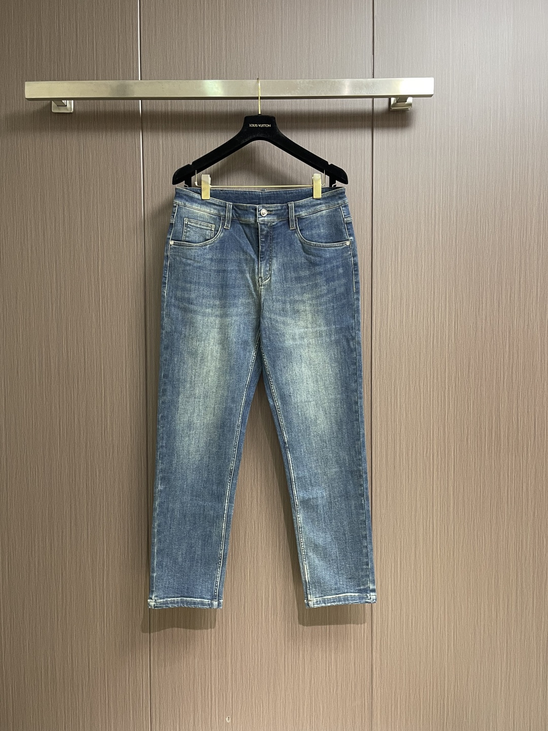 FENDI 2025ss秋冬新款水洗蓝牛仔裤：把“松弛贵气”穿进日常的神裤，这条牛仔裤以做旧水洗的浅蓝调