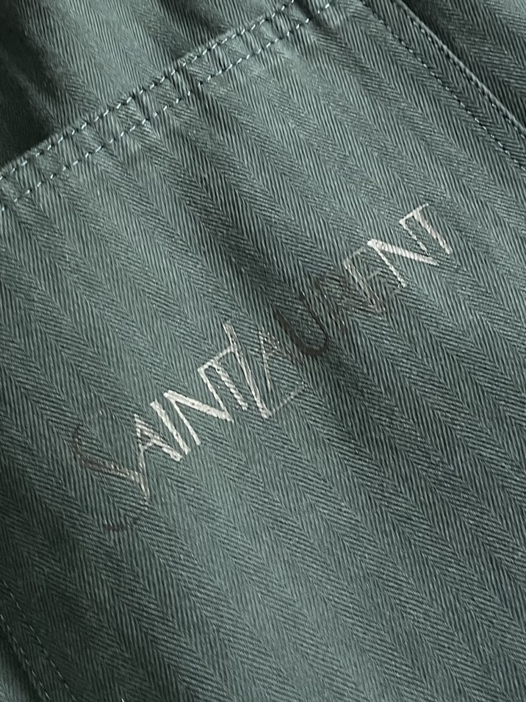 YSL 休闲重工水洗牛仔裤：，你的四季穿搭神器，当丹宁遇见匠心工艺，这条休闲重工水洗牛仔裤便成了衣橱里的