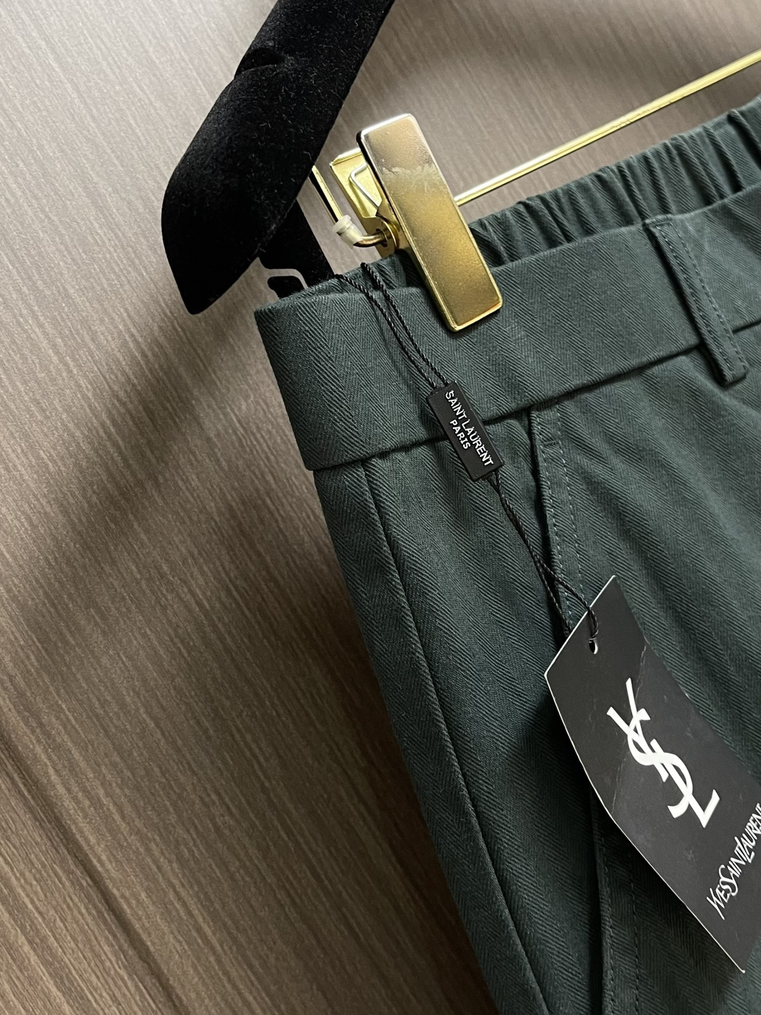 YSL 休闲重工水洗牛仔裤：，你的四季穿搭神器，当丹宁遇见匠心工艺，这条休闲重工水洗牛仔裤便成了衣橱里的