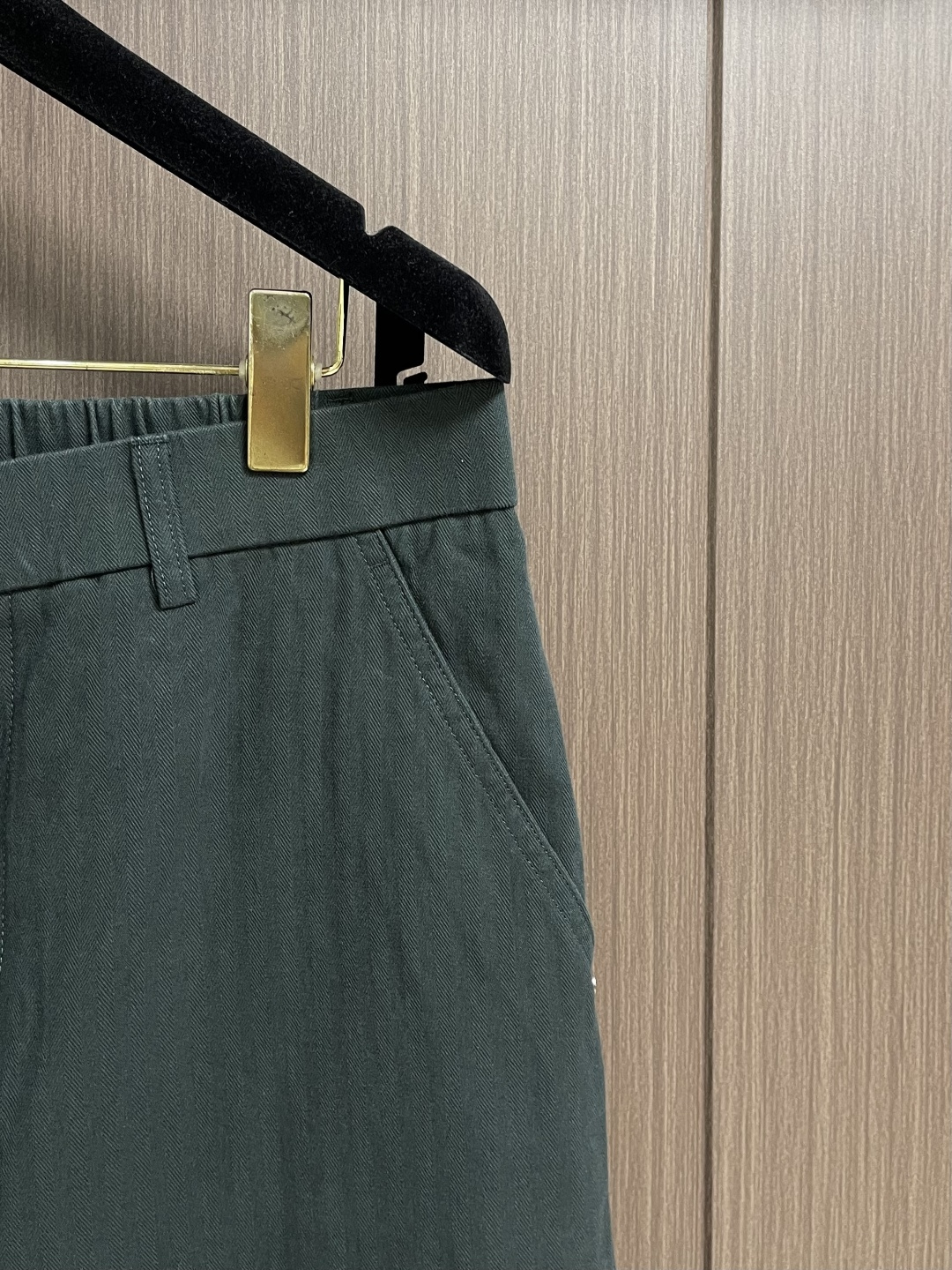 YSL 休闲重工水洗牛仔裤：，你的四季穿搭神器，当丹宁遇见匠心工艺，这条休闲重工水洗牛仔裤便成了衣橱里的