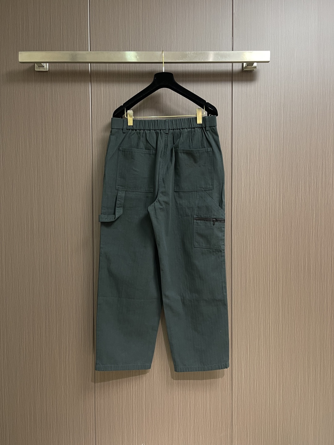 YSL 休闲重工水洗牛仔裤：，你的四季穿搭神器，当丹宁遇见匠心工艺，这条休闲重工水洗牛仔裤便成了衣橱里的