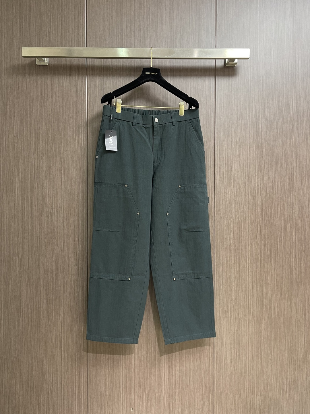 NO:611619,YSL casual heavy-duty washed jeans are your go-to tool for all seasons. When denim meets craftsmanship, these casual heavy-duty washed jeans become the 'master key' in your wardrobe. The loose, wide-leg version is slumped but not collapsed, and exudes a fashionable aura of 'lack of style' in its laziness. Sizes XS-L, saint laurent, jeans, alexander wang19860909YSL 休闲重工水洗牛仔裤,你的四季穿搭神器,当丹宁遇见匠心工艺,这条休闲重工水洗牛仔裤便成了衣橱里的「万能钥匙」.垮而不塌的宽松阔腿版型,慵懒中透着「爱搭不理」的时髦气场.尺码XS-L,,saint laurent,jeans,alexander wang,Men's clothing