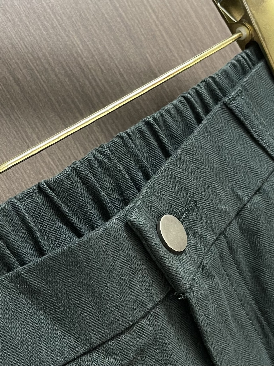 YSL 休闲重工水洗牛仔裤：，你的四季穿搭神器，当丹宁遇见匠心工艺，这条休闲重工水洗牛仔裤便成了衣橱里的