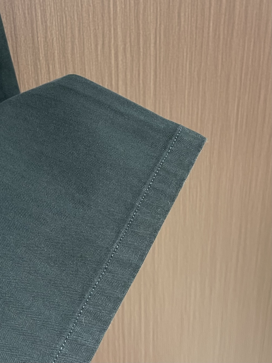 YSL 休闲重工水洗牛仔裤：，你的四季穿搭神器，当丹宁遇见匠心工艺，这条休闲重工水洗牛仔裤便成了衣橱里的