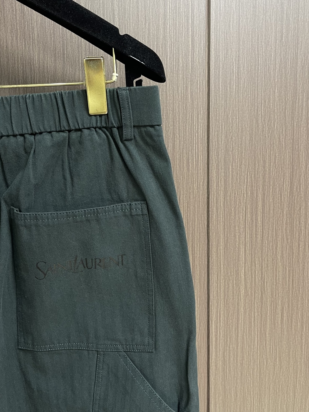 YSL 休闲重工水洗牛仔裤：，你的四季穿搭神器，当丹宁遇见匠心工艺，这条休闲重工水洗牛仔裤便成了衣橱里的