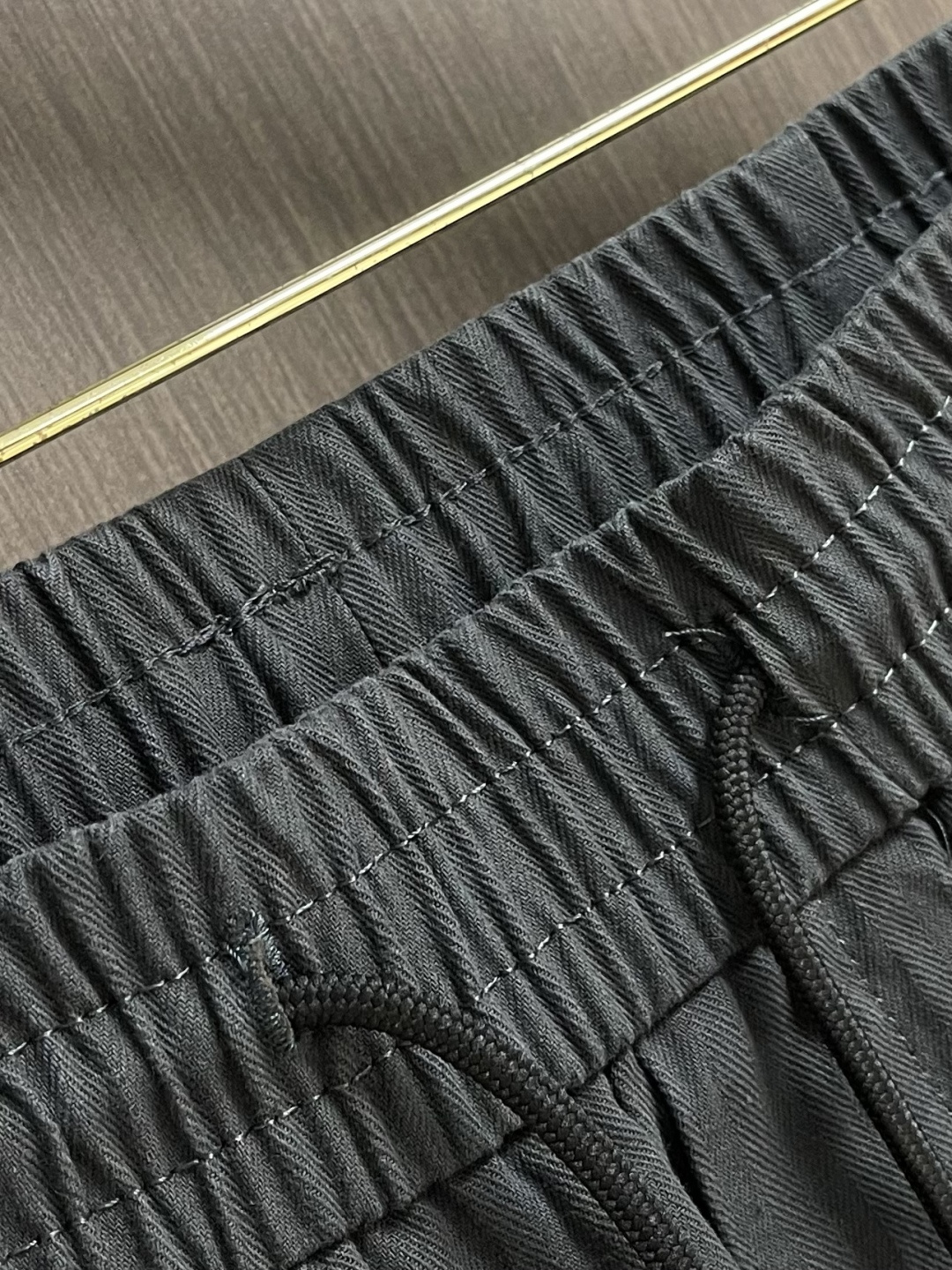 BV 灰绿色重工弯刀裤，意式极简与工装美学的先锋碰撞，当BV的极简基因邂逅工装的硬核质感，这条灰绿色重工