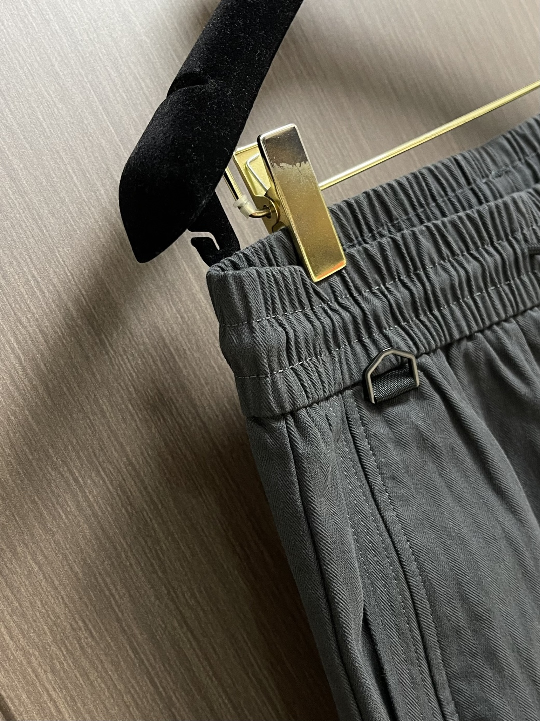 BV 灰绿色重工弯刀裤，意式极简与工装美学的先锋碰撞，当BV的极简基因邂逅工装的硬核质感，这条灰绿色重工