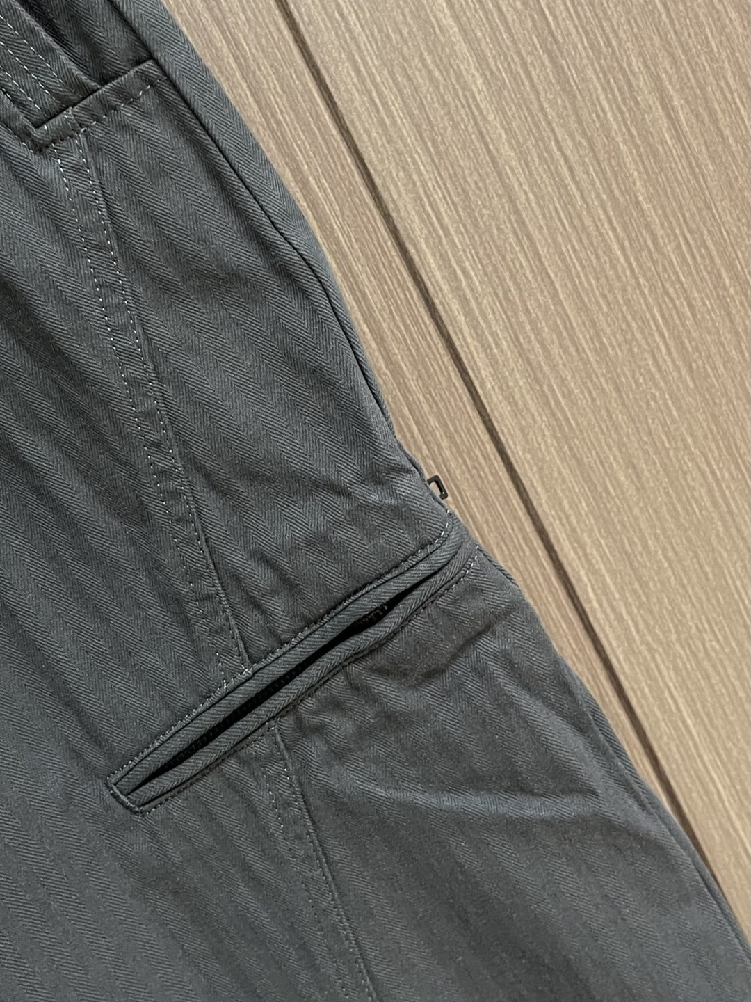 BV 灰绿色重工弯刀裤，意式极简与工装美学的先锋碰撞，当BV的极简基因邂逅工装的硬核质感，这条灰绿色重工