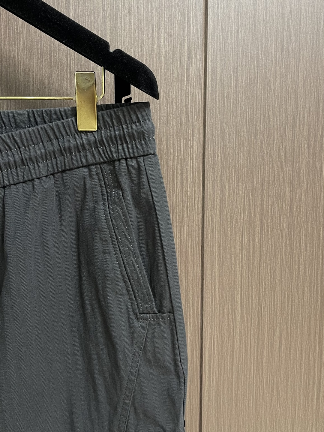 BV 灰绿色重工弯刀裤，意式极简与工装美学的先锋碰撞，当BV的极简基因邂逅工装的硬核质感，这条灰绿色重工