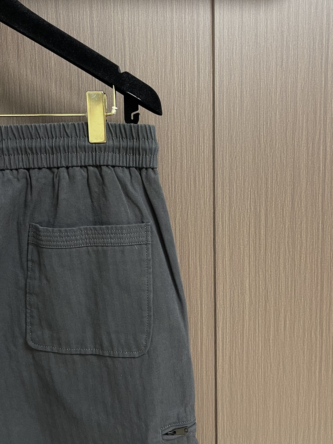 BV 灰绿色重工弯刀裤，意式极简与工装美学的先锋碰撞，当BV的极简基因邂逅工装的硬核质感，这条灰绿色重工