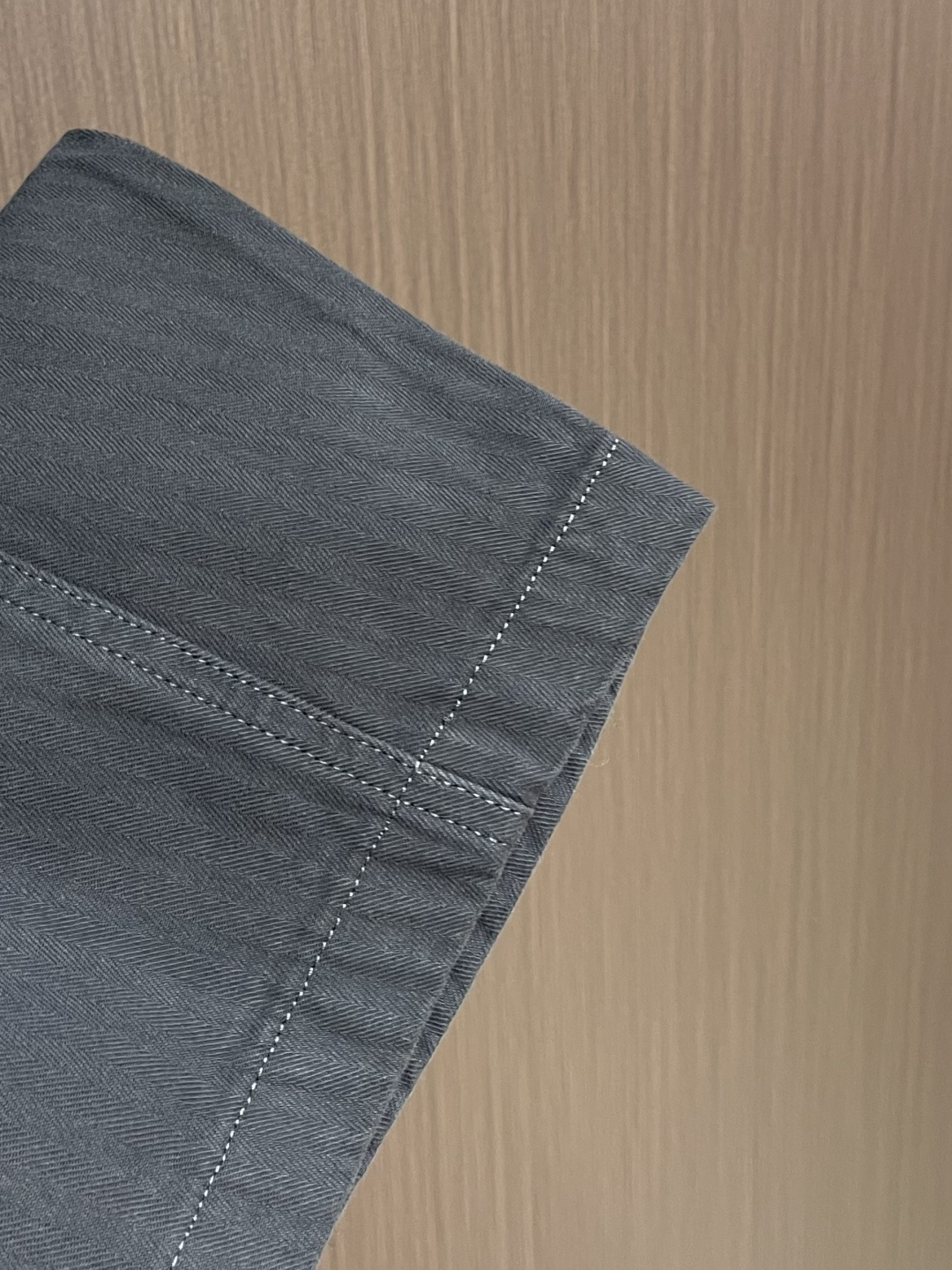 BV 灰绿色重工弯刀裤，意式极简与工装美学的先锋碰撞，当BV的极简基因邂逅工装的硬核质感，这条灰绿色重工