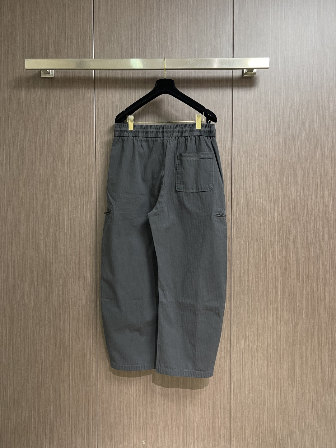 BV 灰绿色重工弯刀裤，意式极简与工装美学的先锋碰撞，当BV的极简基因邂逅工装的硬核质感，这条灰绿色重工