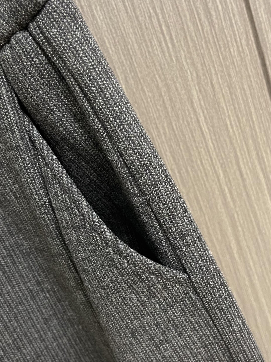 JIL Sander 棕咖色羊绒质感加绒休闲裤，当极简主义邂逅冬日温暖，这条JIL SANDER棕咖色休