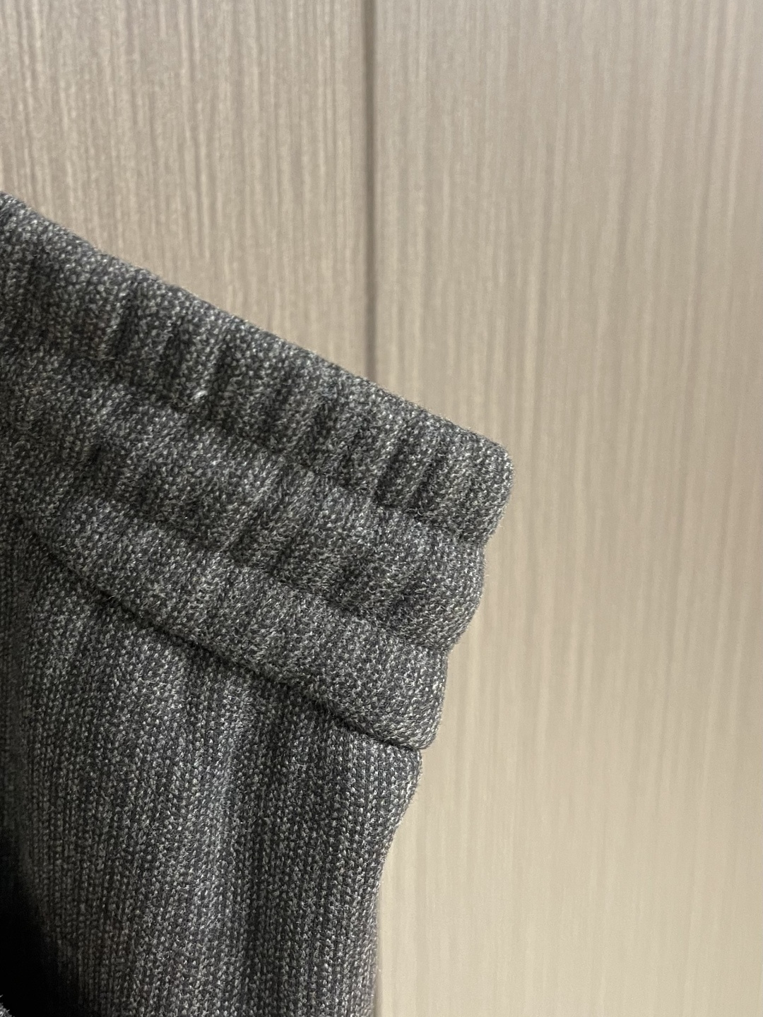 JIL Sander 棕咖色羊绒质感加绒休闲裤，当极简主义邂逅冬日温暖，这条JIL SANDER棕咖色休