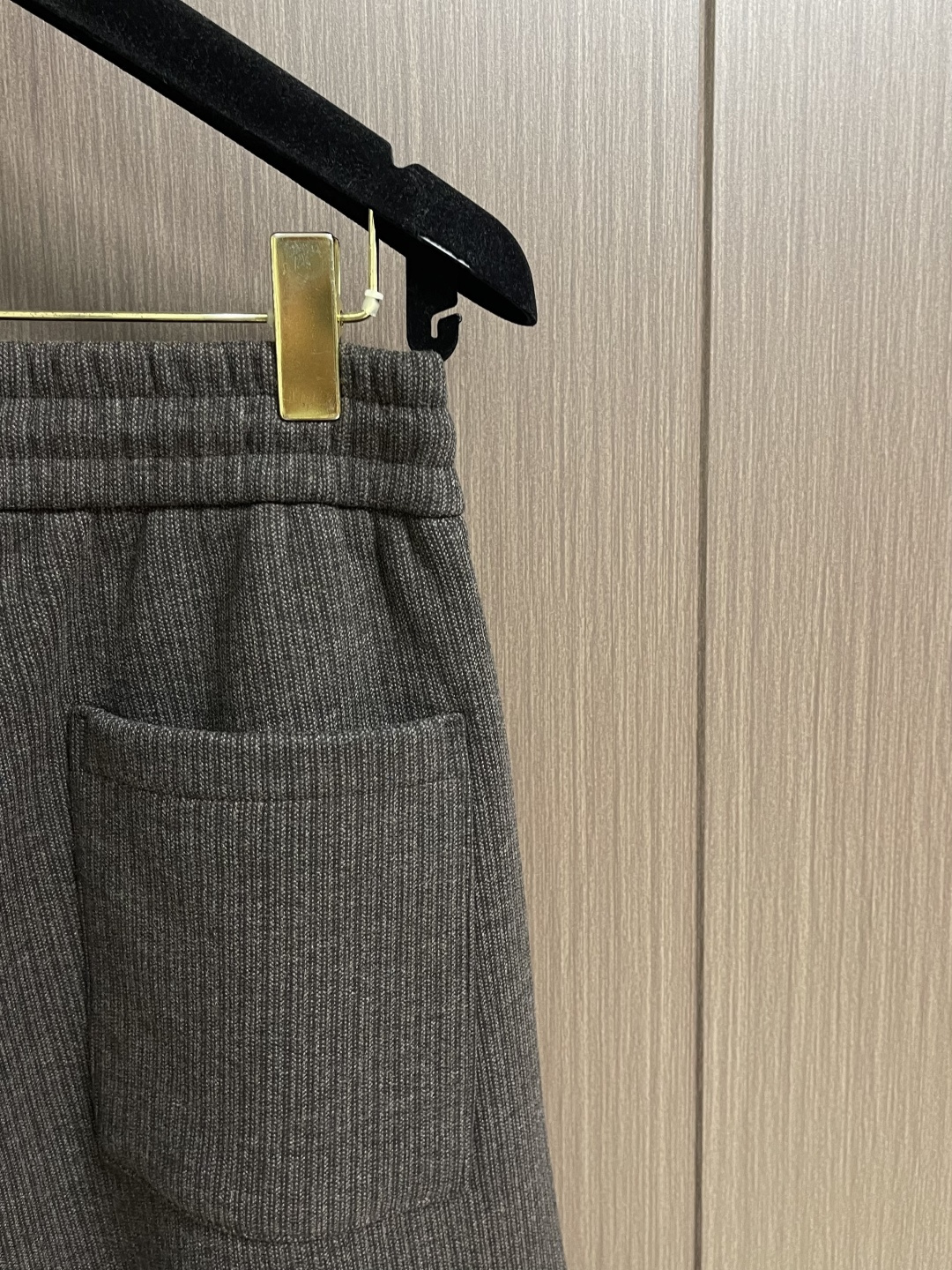 JIL Sander 棕咖色羊绒质感加绒休闲裤，当极简主义邂逅冬日温暖，这条JIL SANDER棕咖色休