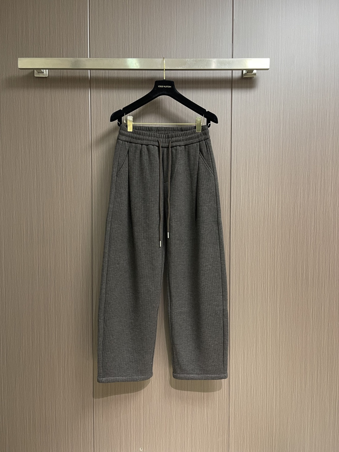 NO:609545,JIL Sander brown cashmere textured velvet casual pants, when minimalism meets winter warmth, this JIL  SANDER brown coffee casual pants have become a concrete expression of high-end sense. They use a low-key brown coffee color as the base color and have a delicate cashmere-like visual texture. However, they use cotton skin-friendly fabrics and a velvet inner layer to build a gentle and warm nest for you in the cold autumn and winter. The elastic waist is matched with a delicate drawstring and gold  The details of the rope toe are full of details; the loose wide-leg cut is lazy and casual, but also hides the details of modifying the leg shape; the layout of the front and rear pockets is practical and design-conscious, and the patch pockets on the back waist are the finishing touch of the brand's minimalist style. From daily commuting to casual outings, it can easily adapt to various scenes, making JIL  SANDER's consistent 'less is more' aesthetic is integrated into every inch of fabric and every cut, allowing you to wear a high-end and relaxed winter atmosphere in a minimalist silhouette. Men's style, brown coffee color, sizes XS-L. 1-3CM error in flat measurement  M code: waist circumference 79 crotch position 35 leg circumference 70 pants length 107 L code: waist circumference 82 crotch position 36 leg circumference 72 pants length 107 PS: The waistband is elastic and can be stretched to about 8CM per size. Recommended size: Choose XS size if you are under 135 catties; choose S size if you are 135-150 catties; choose M size if you are 150-170 catties; choose L size if you are 170-185 catties.,,jil  sander,alexander wang19860909JIL Sander 棕咖色羊绒质感加绒休闲裤,当极简主义邂逅冬日温暖,这条JIL SANDER棕咖色休闲裤便成了高级感的具象表达.它以低调的棕咖色为底色,自带细腻羊绒般的视觉质感,却采用棉的亲肤面料,内层加绒设计,在凛冽秋冬为你筑起温柔暖巢.松紧腰头搭配精致抽绳,金属绳头的细节感拉满；宽松阔腿剪裁慵懒随性,又暗藏修饰腿型的小心机；前后口袋的布局实用且具设计感,后腰的贴袋更是品牌极简风格的点睛之笔.从日常通勤到休闲出街,它能轻松适配各种场景,将JIL SANDER一贯的“少即是多”美学,融入每一寸面料与每一处剪裁,让你在极简廓形里,穿出高级松弛的冬日氛围感. 男款,棕咖色, 尺码XS-L码. 平铺测量1-3CM误差 XS码:腰围73裆位33腿围66裤长105 S码:腰围76裆位34腿围68裤长106 M码:腰围79裆位35腿围70裤长107 L码:腰围82裆位36腿围72裤长107  PS:裤腰有弹性,每码可拉伸到8CM左右. 尺码推荐 135斤以下选择XS码；135-150斤选择S码； 150-170斤选择M码；170-185斤选择L码.,,jil sander,alexander wang,Men's clothing