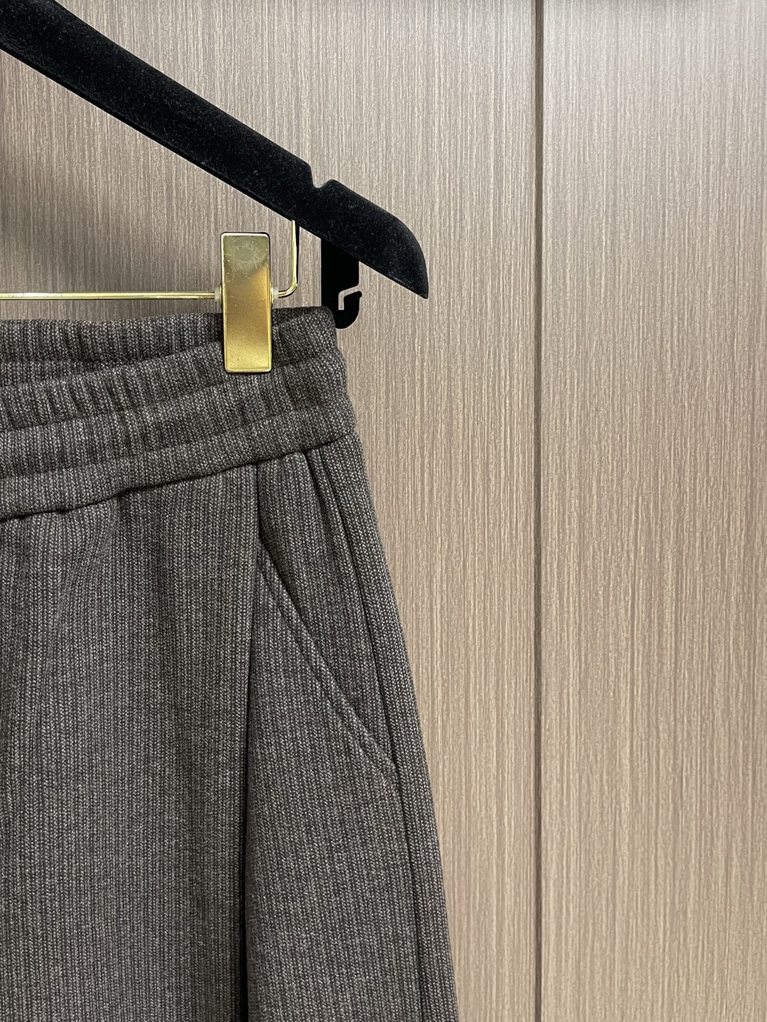 JIL Sander 棕咖色羊绒质感加绒休闲裤，当极简主义邂逅冬日温暖，这条JIL SANDER棕咖色休