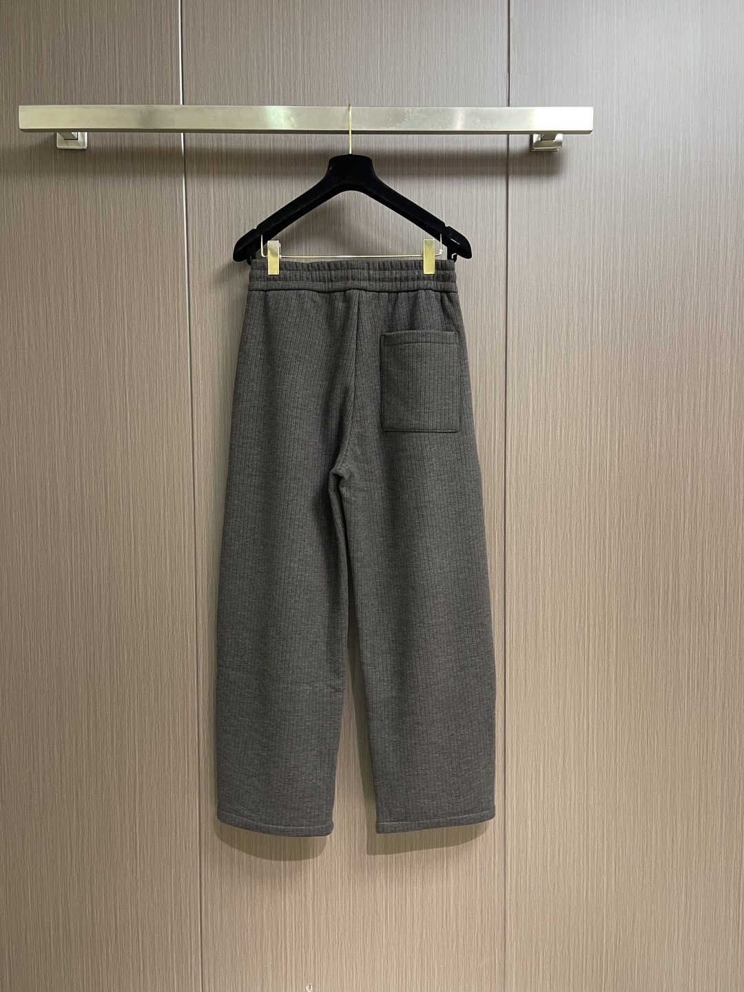 JIL Sander 棕咖色羊绒质感加绒休闲裤，当极简主义邂逅冬日温暖，这条JIL SANDER棕咖色休