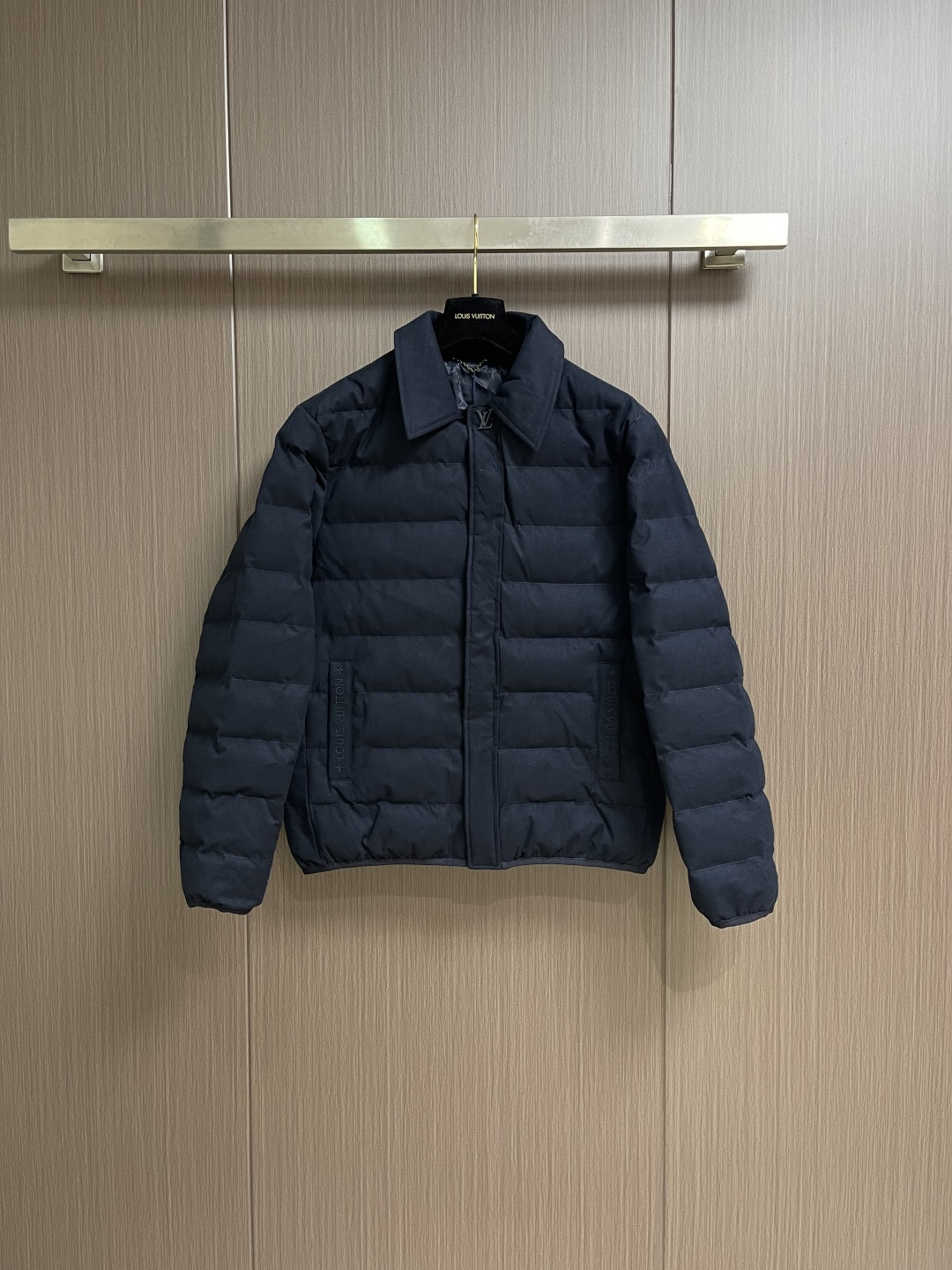 NO:600219,LV 2025ss new silk and wool blended lightweight belted jacket. This belted jacket is made of silk and wool blended in deep tones, and is infused with light Ecodown quilted lining to infuse warmth, making it an ideal mid-season formal wardrobe choice. Metal snap buttons at the top of the front, and embroidered pockets highlight exquisite details. Sizes S-XL, louis vuitton, jackets & coats, alexander wang19860909LV 2025ss新款丝毛混纺轻质束腰夹克,本款束腰夹克为丝毛混纺渲染深邃色调,再以轻盈 Ecodown 绗缝衬垫注入融融暖意,成就季中正装衣橱的外搭佳选. 金属按扣栖身前襟顶部,刺绣口袋彰显考究细节.尺码S-XL,,louis vuitton,jackets & coats,alexander wang,Men's clothing