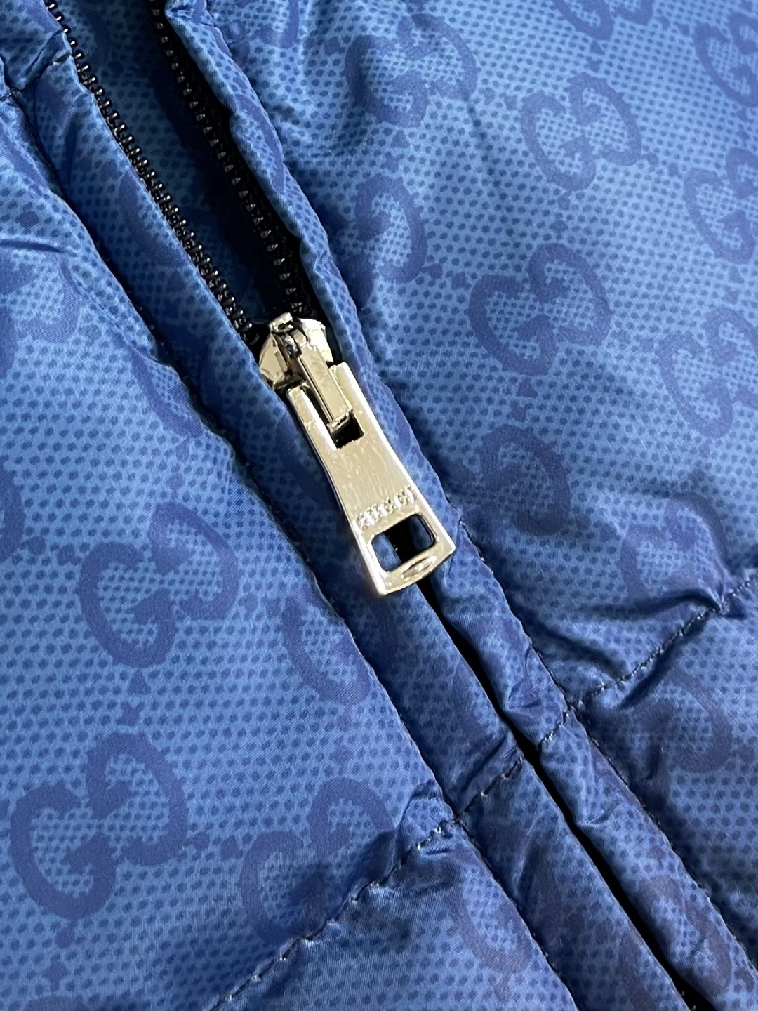 GUCCI 2025SS渐变色logo提花立领羽绒外套，品牌呈现多款渐变色配色，意在凸显面料质感和颇具辨