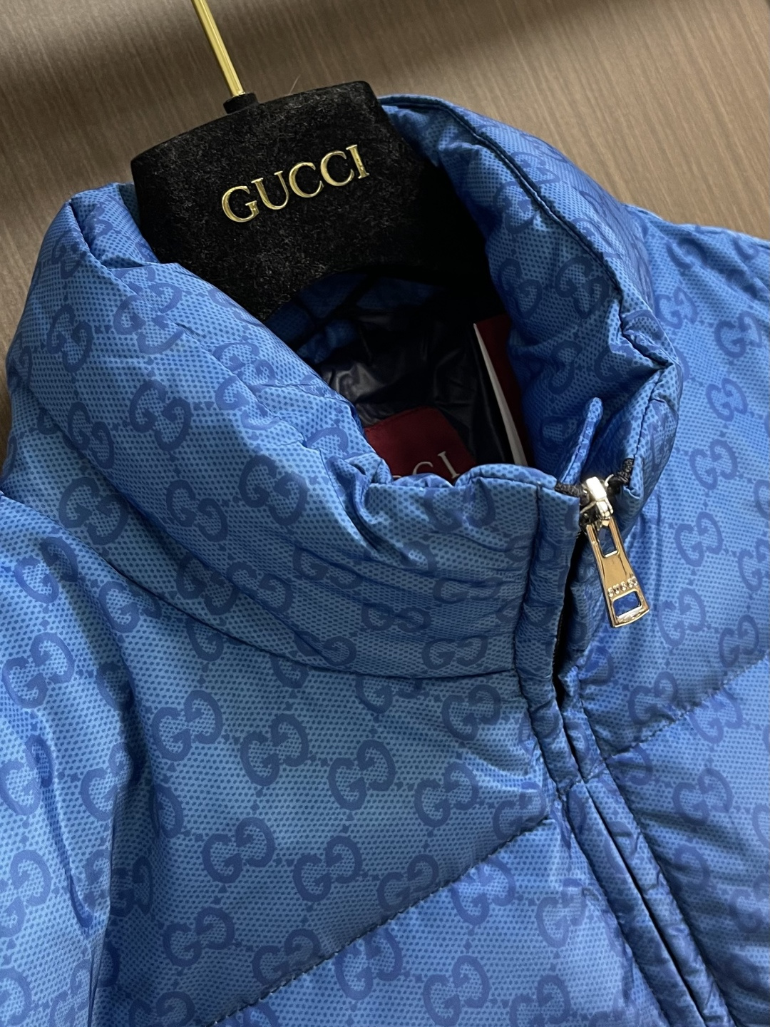 GUCCI 2025SS渐变色logo提花立领羽绒外套，品牌呈现多款渐变色配色，意在凸显面料质感和颇具辨