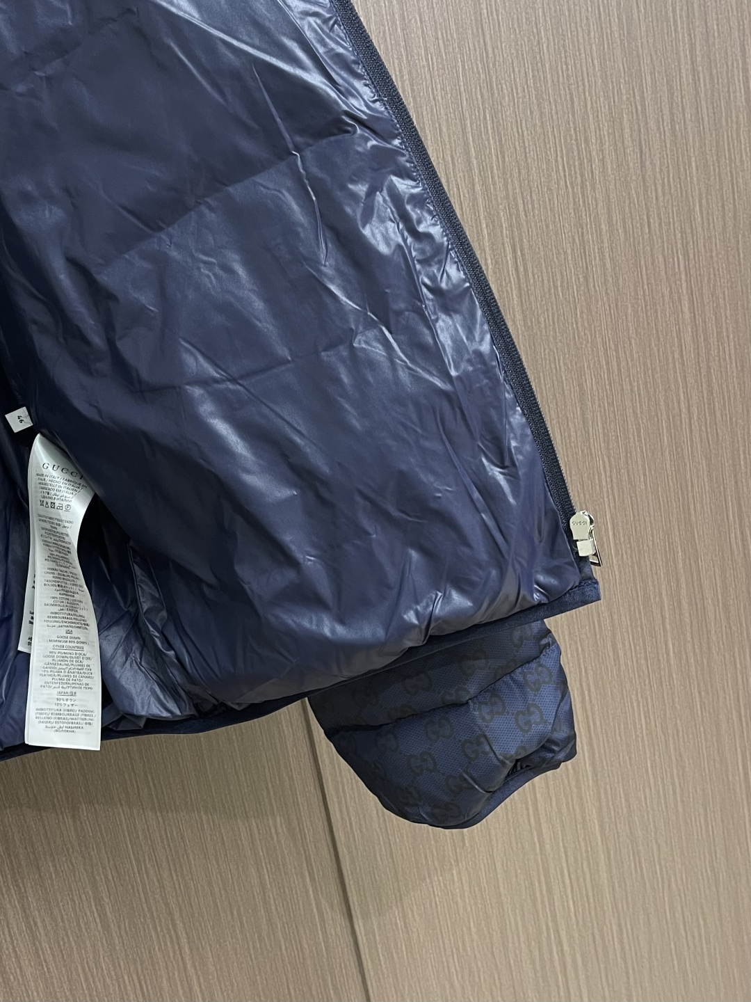 GUCCI 2025SS渐变色logo提花立领羽绒外套，品牌呈现多款渐变色配色，意在凸显面料质感和颇具辨