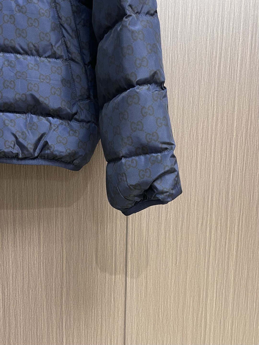 GUCCI 2025SS渐变色logo提花立领羽绒外套，品牌呈现多款渐变色配色，意在凸显面料质感和颇具辨