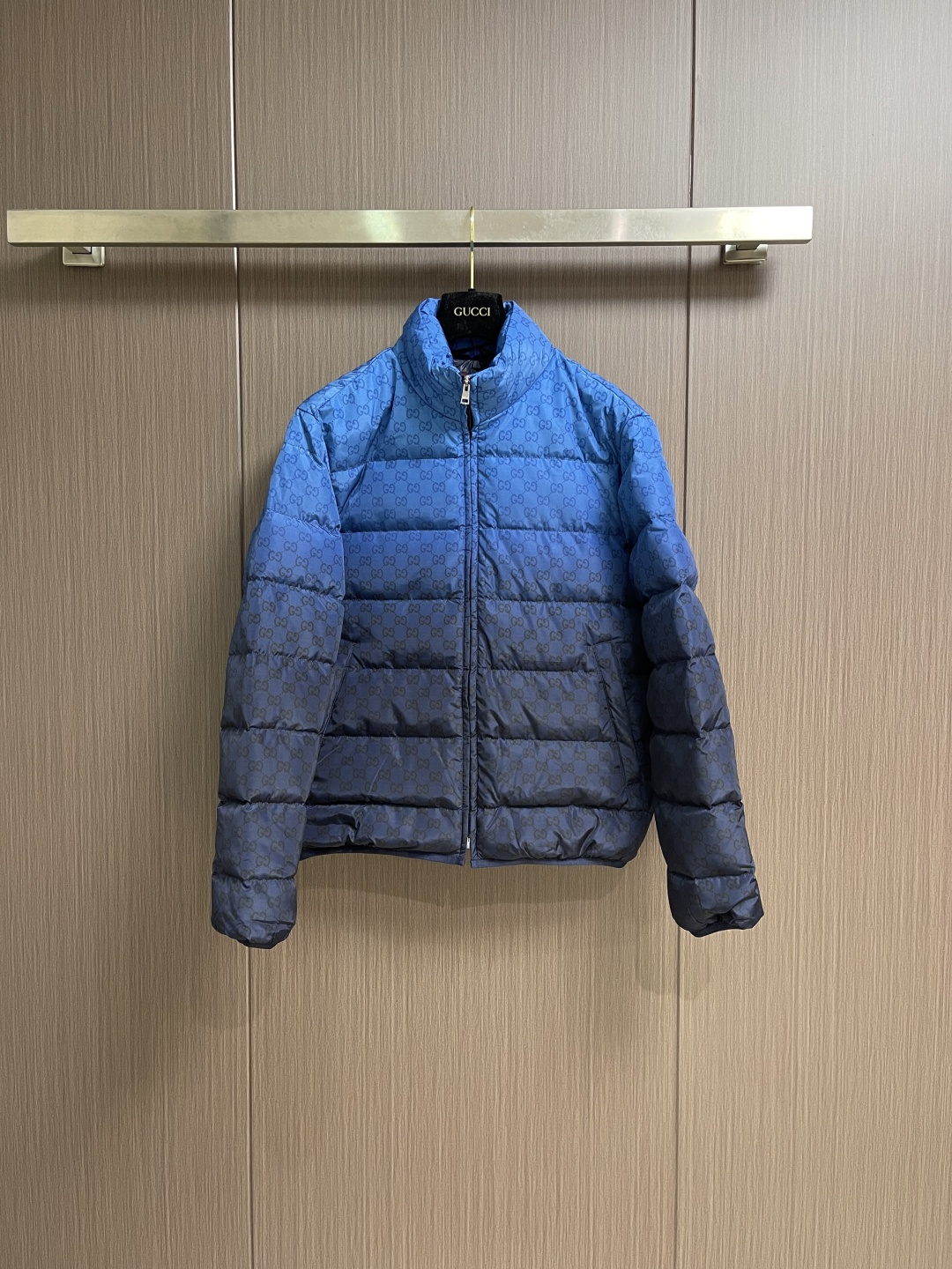 GUCCI 2025SS渐变色logo提花立领羽绒外套，品牌呈现多款渐变色配色，意在凸显面料质感和颇具辨