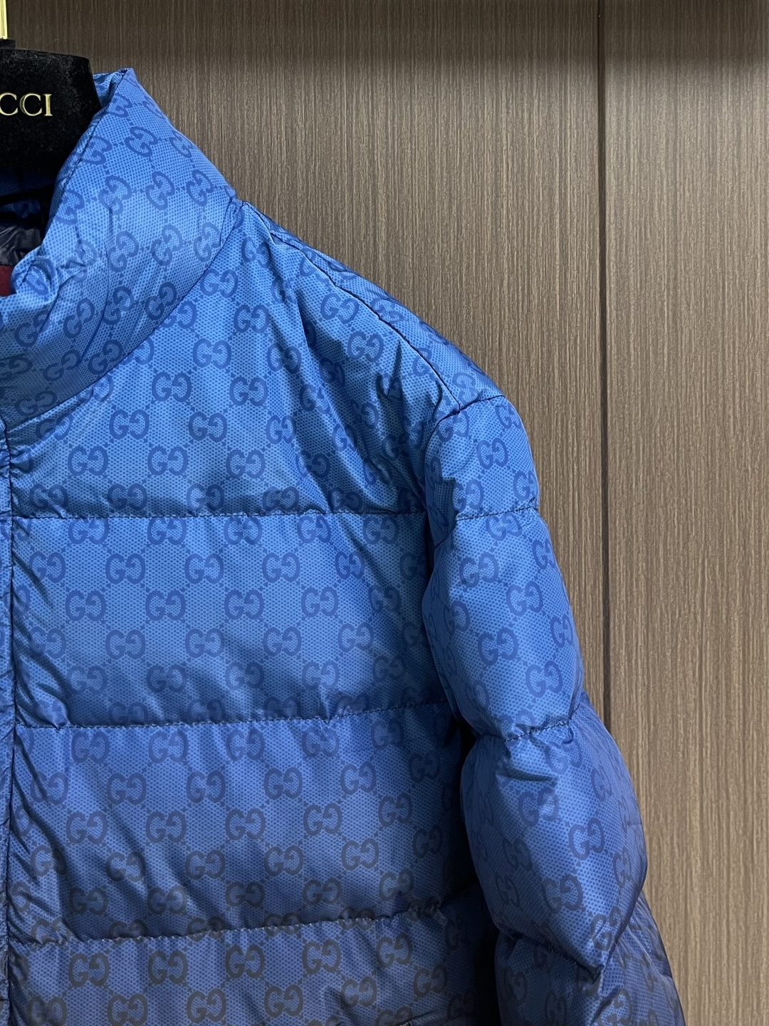 GUCCI 2025SS渐变色logo提花立领羽绒外套，品牌呈现多款渐变色配色，意在凸显面料质感和颇具辨