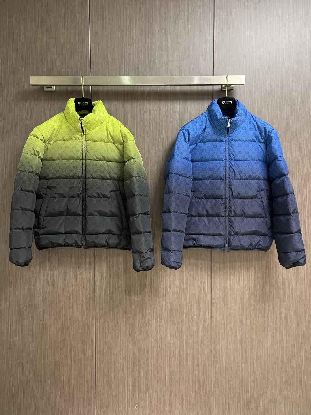 GUCCI 2025SS渐变色logo提花立领羽绒外套，品牌呈现多款渐变色配色，意在凸显面料质感和颇具辨