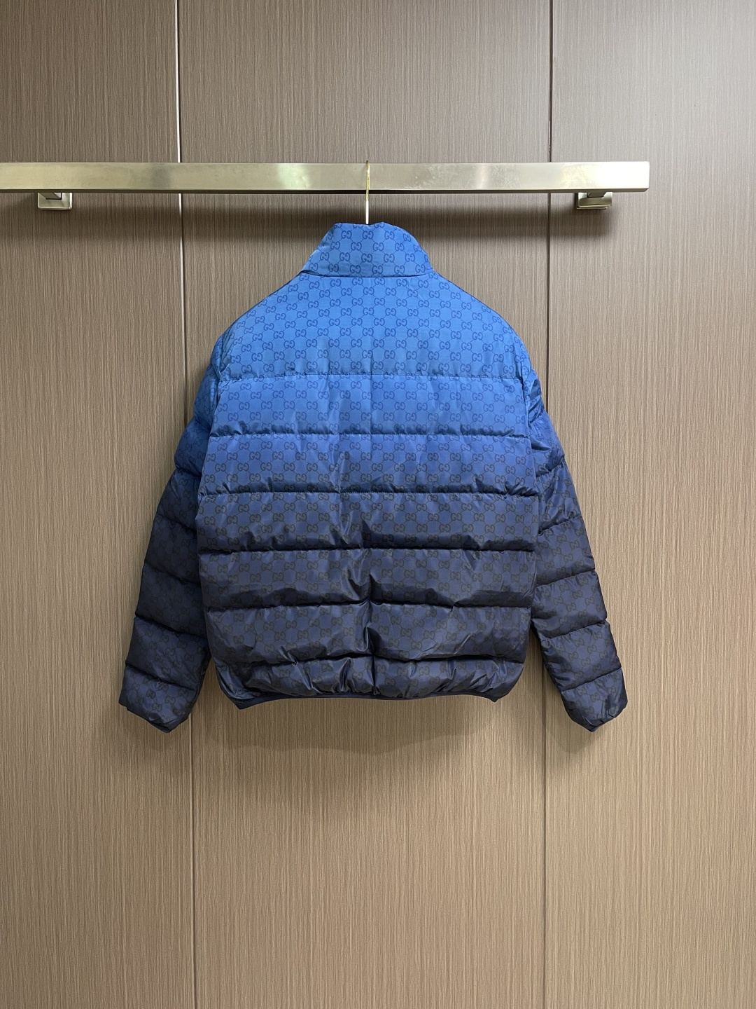 GUCCI 2025SS渐变色logo提花立领羽绒外套，品牌呈现多款渐变色配色，意在凸显面料质感和颇具辨