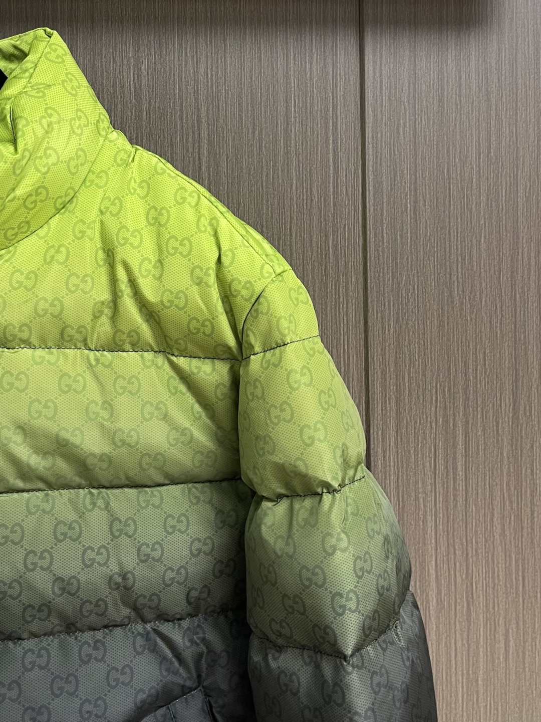 GUCCI 2025SS渐变色logo提花立领羽绒外套，品牌呈现多款渐变色配色，意在凸显面料质感和颇具辨