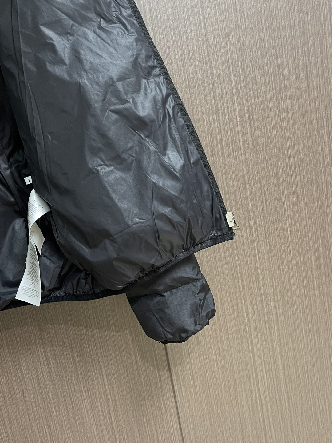 GUCCI 2025SS渐变色logo提花立领羽绒外套，品牌呈现多款渐变色配色，意在凸显面料质感和颇具辨