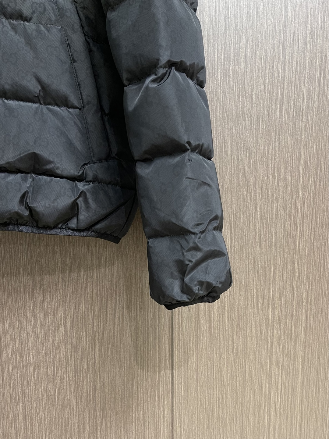 GUCCI 2025SS渐变色logo提花立领羽绒外套，品牌呈现多款渐变色配色，意在凸显面料质感和颇具辨