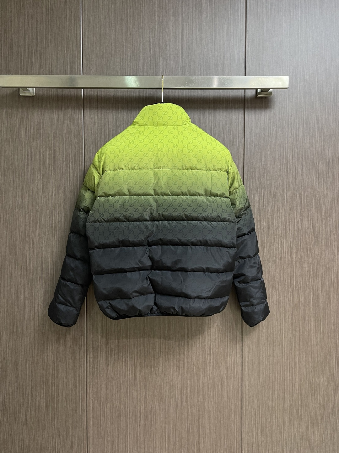 GUCCI 2025SS渐变色logo提花立领羽绒外套，品牌呈现多款渐变色配色，意在凸显面料质感和颇具辨