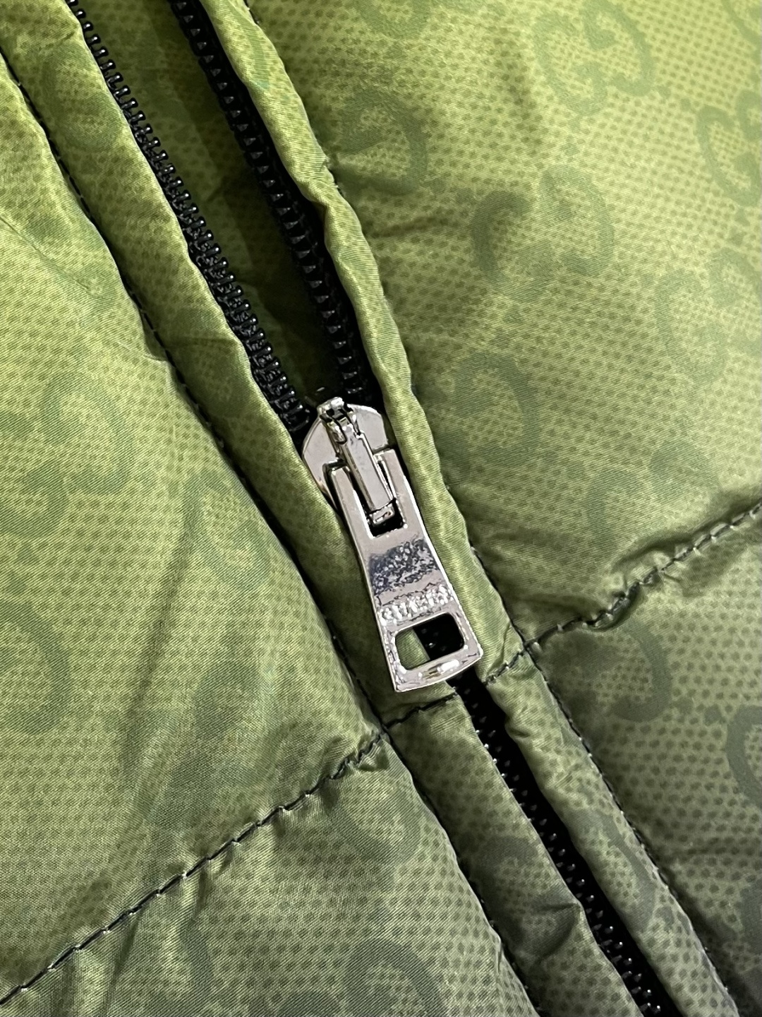 GUCCI 2025SS渐变色logo提花立领羽绒外套，品牌呈现多款渐变色配色，意在凸显面料质感和颇具辨