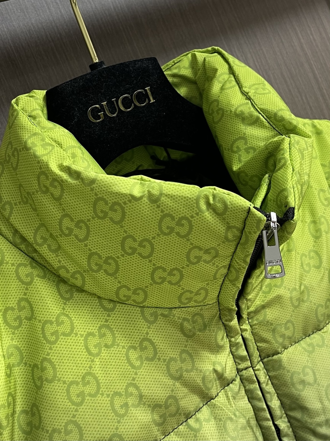 GUCCI 2025SS渐变色logo提花立领羽绒外套，品牌呈现多款渐变色配色，意在凸显面料质感和颇具辨