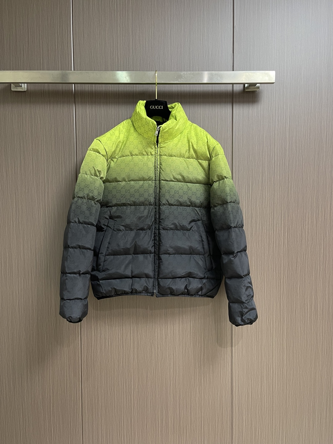 GUCCI 2025SS渐变色logo提花立领羽绒外套，品牌呈现多款渐变色配色，意在凸显面料质感和颇具辨