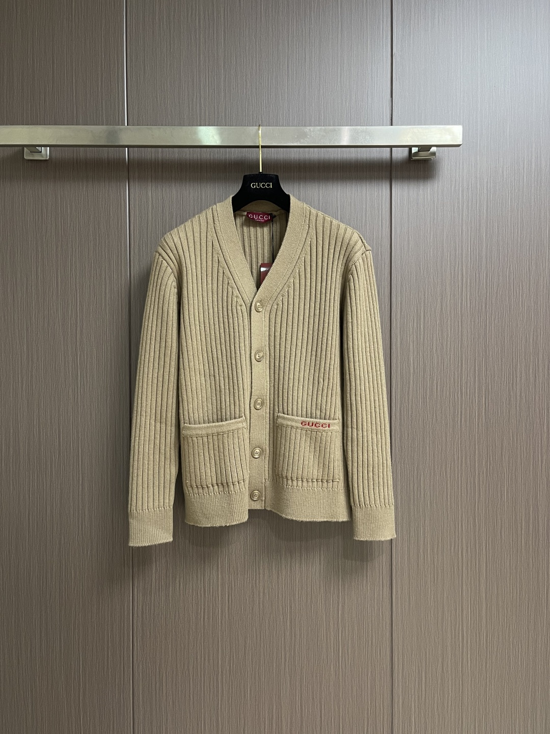 NO:646936,Gucci ss new embroidered ribbed felt knitted cardigan, the early autumn series reinterprets warm fabrics, blending traditional and modern silhouettes to create a refined casual item. This loose V-neck knitted cardigan is made of soft ribbed wool and sweet wool, and is cleverly integrated with archive webbing piping to make the entire design fuller. Sizes S-XL,,gucci,alexander wang19860909Gucci ss新款刺绣罗纹毛毡针织开衫,早秋系列革新诠释温暖面料,融蕴传统和现代廓形,缔就精致休闲单品.这款宽松V领针织开衫选用柔软罗纹毛甜羊毛精制而成,巧妙融入典藏织带滚边,令整个设计愈发丰满.尺码S-XL,,gucci,alexander wang,Men's clothing