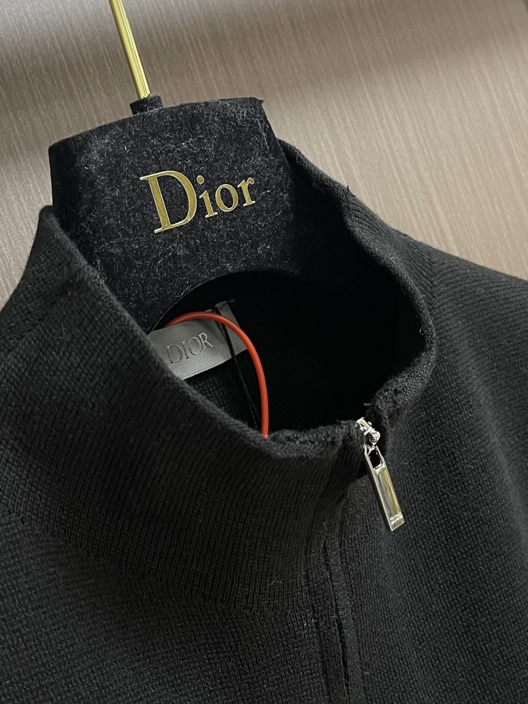 Dior Icon 拉链毛衣针织外套，定织绒光绵羊毛，胸前CD Icon标识作点缀，隐形拉链设计搭配落肩