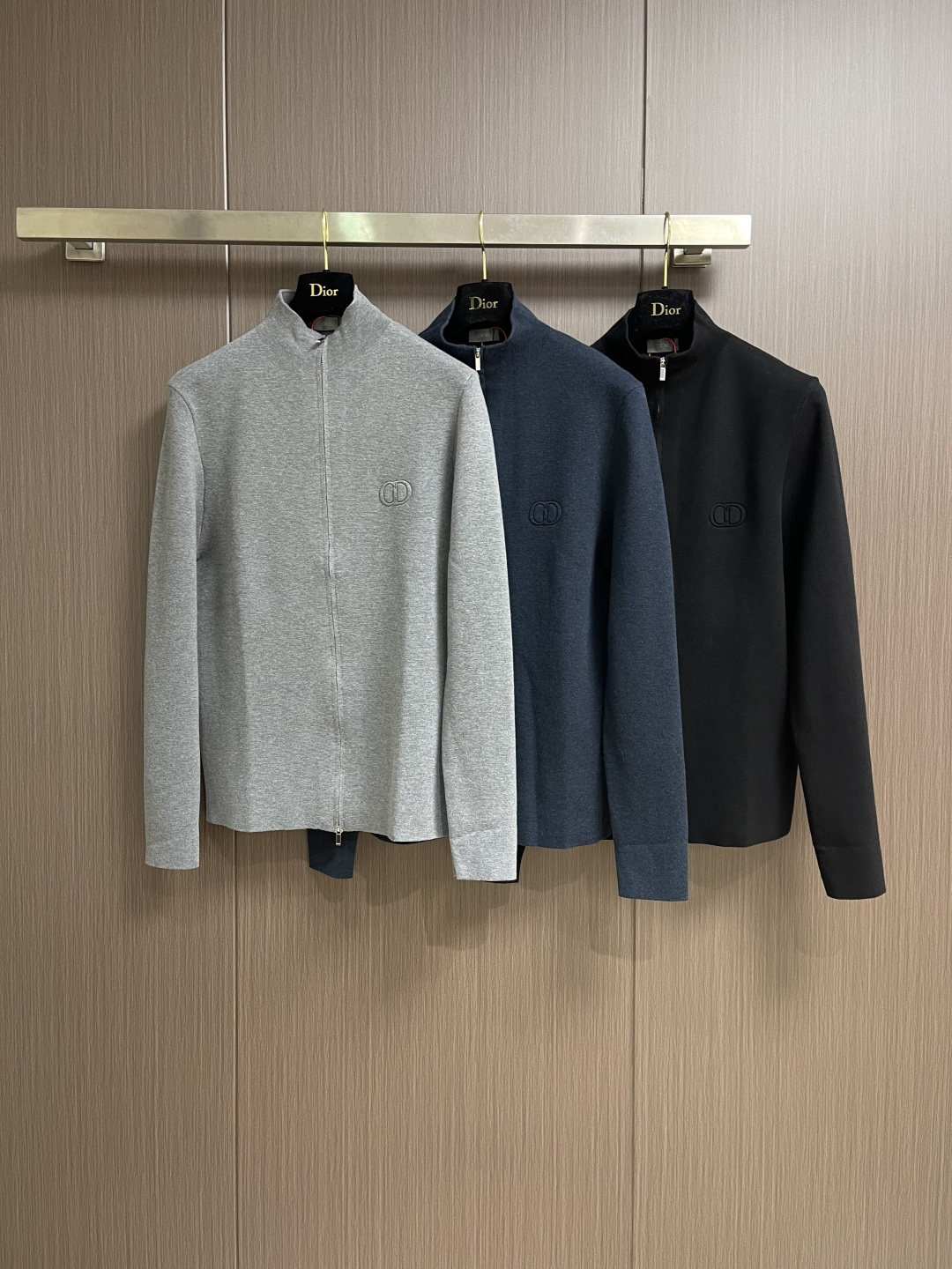 Dior Icon 拉链毛衣针织外套，定织绒光绵羊毛，胸前CD Icon标识作点缀，隐形拉链设计搭配落肩