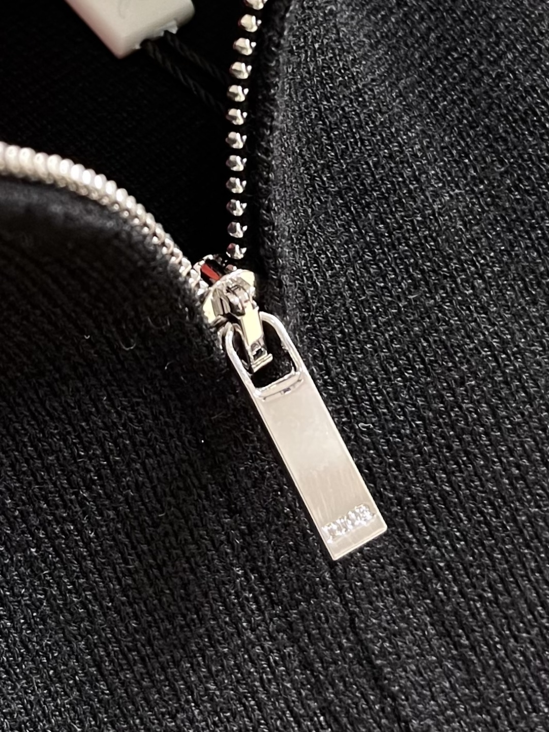 Dior Icon 拉链毛衣针织外套，定织绒光绵羊毛，胸前CD Icon标识作点缀，隐形拉链设计搭配落肩