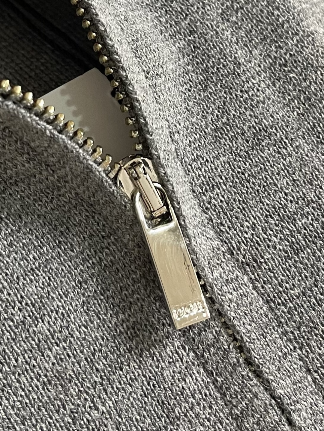 Dior Icon 拉链毛衣针织外套，定织绒光绵羊毛，胸前CD Icon标识作点缀，隐形拉链设计搭配落肩