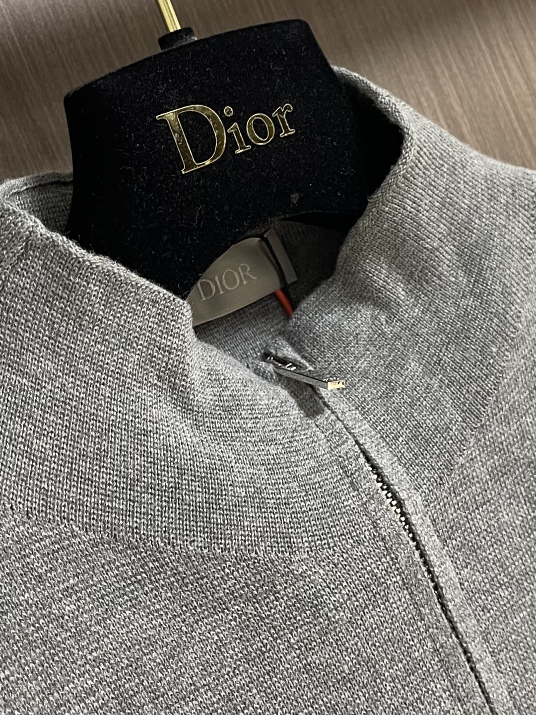 Dior Icon 拉链毛衣针织外套，定织绒光绵羊毛，胸前CD Icon标识作点缀，隐形拉链设计搭配落肩