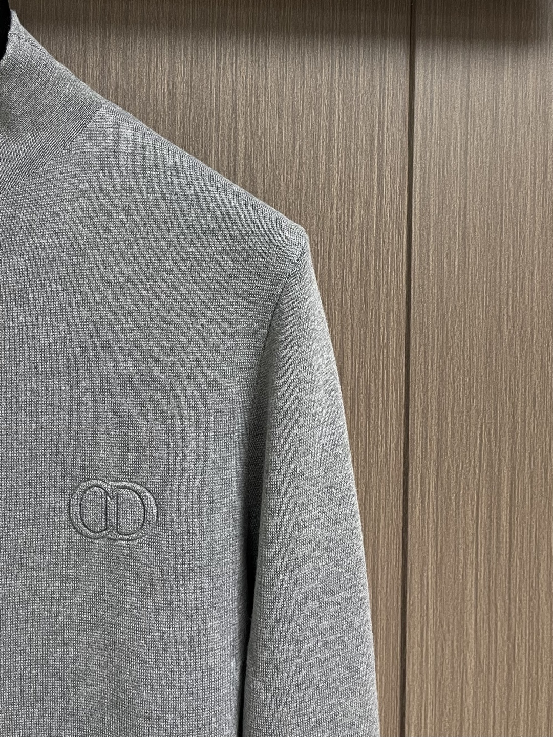 Dior Icon 拉链毛衣针织外套，定织绒光绵羊毛，胸前CD Icon标识作点缀，隐形拉链设计搭配落肩