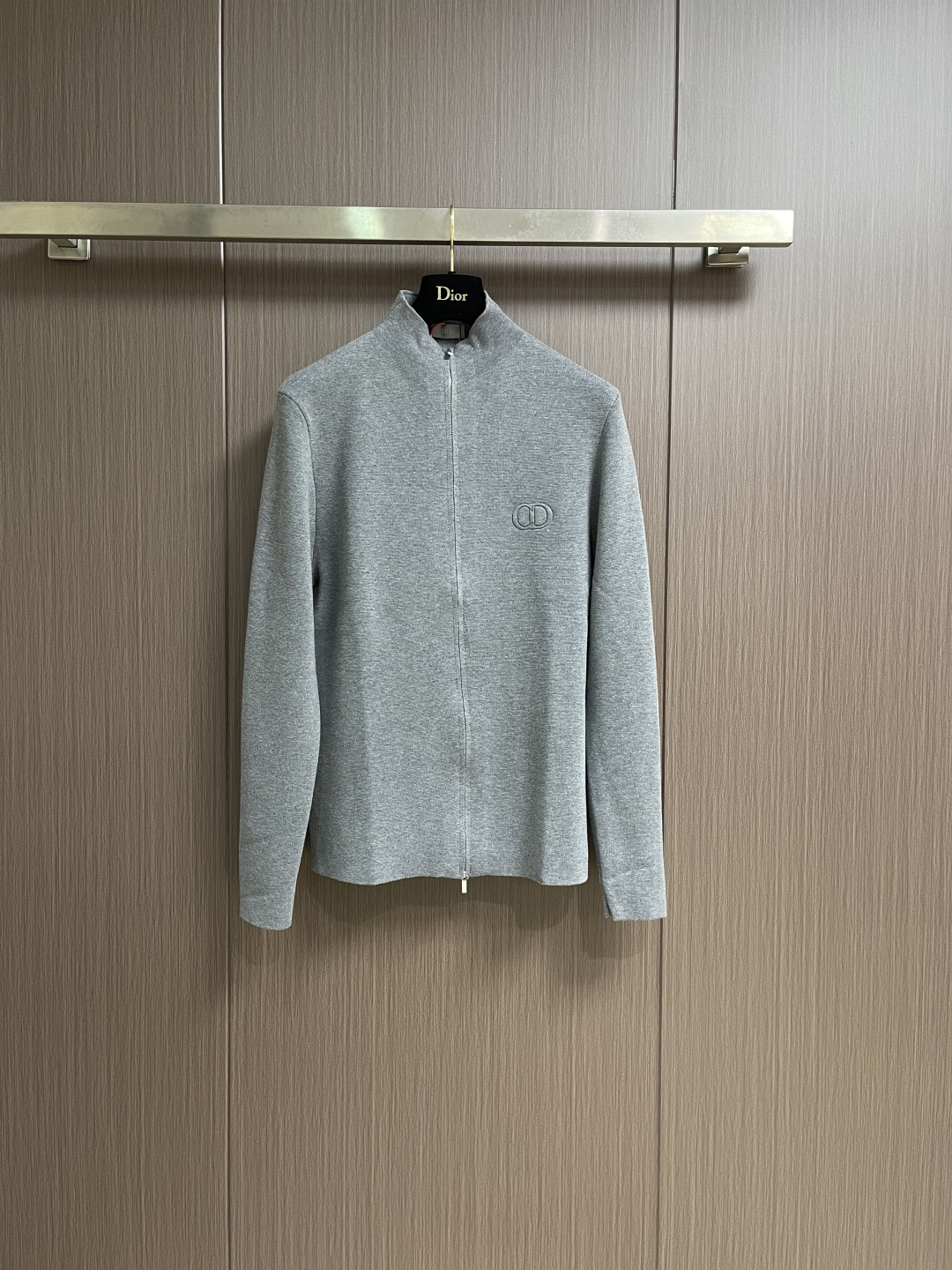 NO:609597,Dior Icon zippered sweater knitted jacket, custom-woven velvet wool, embellished with CD Icon logo on the chest, invisible zipper design with dropped shoulder micro-profile, CD embossed embroidery, high-end embroidery technology that combines concave texture with three-dimensional outline. By precisely controlling stitch length, stitch density and fabric shrinkage, the CD pattern presents a visual illusion on the flat fabric that is lower than the surface but with a raised outline. Sizes S-XL, dior, jackets &  coats,sweaters,alexander wang19860909Dior Icon 拉链毛衣针织外套,定织绒光绵羊毛,胸前CD Icon标识作点缀,隐形拉链设计搭配落肩微廓形,CD浮雕绣,将凹陷肌理与立体轮廓结合的高阶刺绣工艺,通过精准控制针距和线迹密度与面料收缩度,使CD图案在平面织物上呈现低于表面却轮廓凸起的视觉错觉.尺码S-XL,,dior,jackets & coats,sweaters,alexander wang,Men's clothing