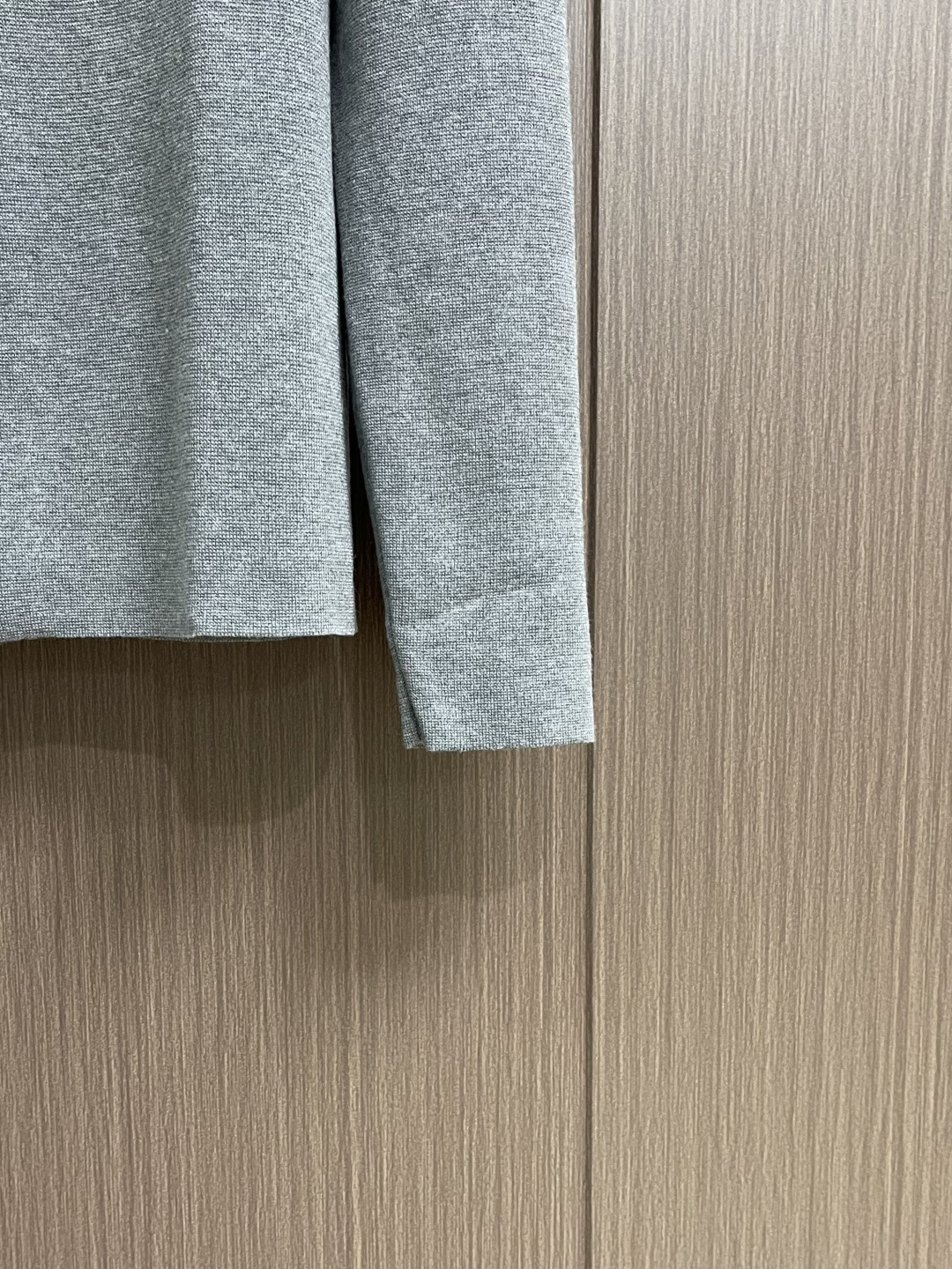 Dior Icon 拉链毛衣针织外套，定织绒光绵羊毛，胸前CD Icon标识作点缀，隐形拉链设计搭配落肩