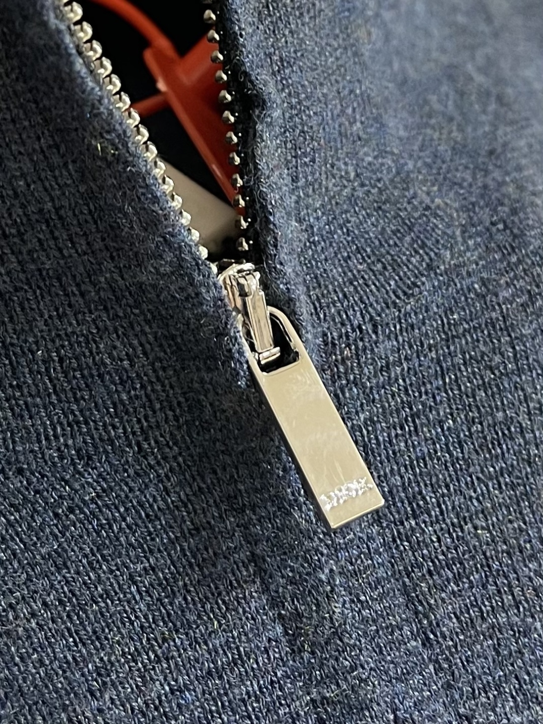 Dior Icon 拉链毛衣针织外套，定织绒光绵羊毛，胸前CD Icon标识作点缀，隐形拉链设计搭配落肩