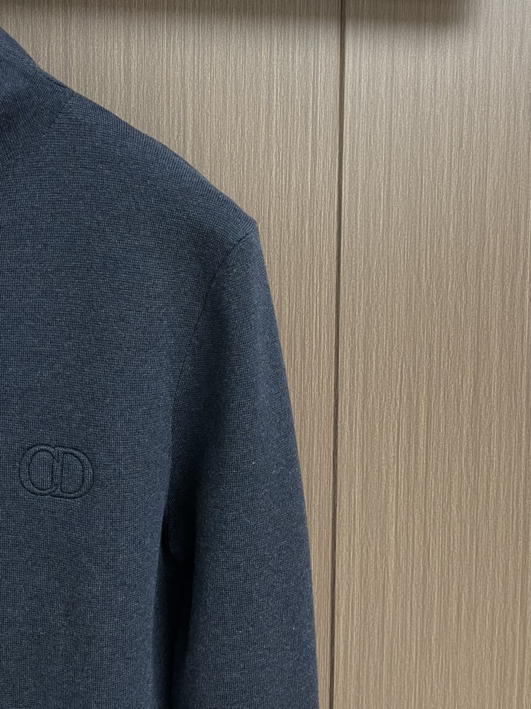 Dior Icon 拉链毛衣针织外套，定织绒光绵羊毛，胸前CD Icon标识作点缀，隐形拉链设计搭配落肩